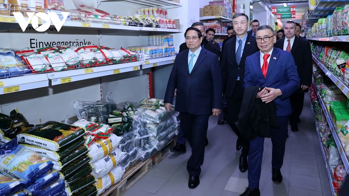 PM visits Vietnamese-owned Sapa Trading Centre in Prague